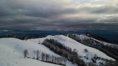 Puigsacalm Tepesi, La Garrotxa, Girona, İspanya 'da İHA ile hava sahnesi