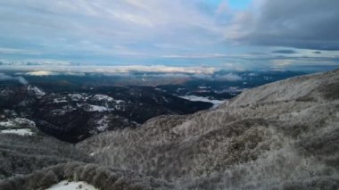 Puigsacalm Tepesi, La Garrotxa, Girona, İspanya 'da İHA ile hava sahnesi