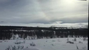 Kış sahnesi Oslo 'dan Trondheim, Norveç' e giden trenin içinden.