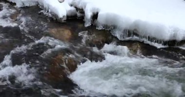 Capcir, Cerdagne, Pyrenees, Fransa 'da kış nehri