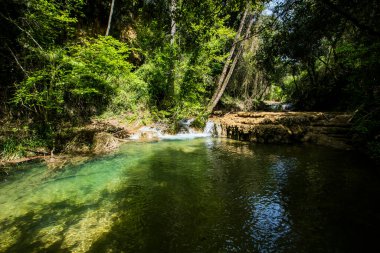Salt Dels 'de bahar Murris şelalesi, La Garrotxa, Girona, İspanya.