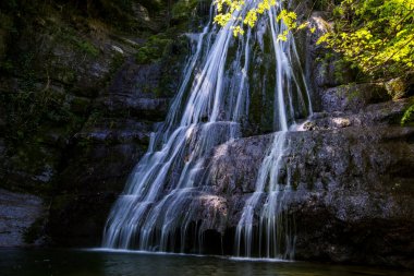 La Garrotxa, Girona, İspanya 'da İlkbahar Gorg De L Olla Şelalesi.