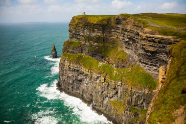 Anne Kayalıkları 'ndaki bahar manzarası (Aillte An Mhothair), İrlanda.