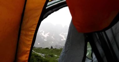 İspanya, Pireneler 'deki kamp çadırından yağmur manzarası