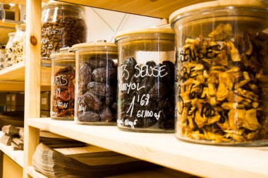 self servis organik gıdalar. Çevre dostu sıfır atık dükkanı. Küçük bir yerel işletme. Susuz mango ve incir..