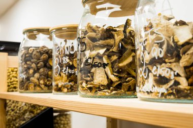 self servis organik gıdalar. Çevre dostu sıfır atık dükkanı. Küçük bir yerel işletme. Kurutulmuş mantar..