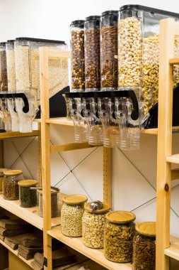 self servis organik gıdalar. Çevre dostu sıfır atık dükkanı. Küçük bir yerel işletme. Ceviz, badem, kavrulmuş kalın fındık ve çiğ, kalın fındık..