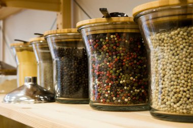 self servis organik gıdalar. Çevre dostu sıfır atık dükkanı. Küçük bir yerel işletme. Karabiber, karabiber, beyaz biber ve kırmızı biber..