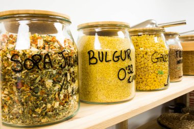 self servis organik gıdalar. Çevre dostu sıfır atık dükkanı. Küçük bir yerel işletme. Juliana çorbası ve bulgur makarna..