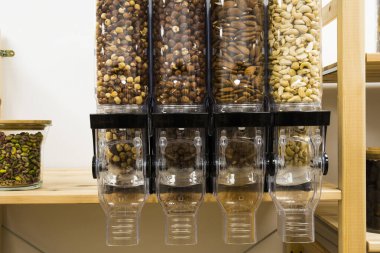 self servis organik gıdalar. Çevre dostu sıfır atık dükkanı. Küçük bir yerel işletme. Ceviz, badem, kavrulmuş kalın fındık ve çiğ, kalın fındık..