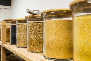 self servis organik gıdalar. Çevre dostu sıfır atık dükkanı. Küçük bir yerel işletme. Soyulmuş darı, doğal susam, kızarmış susam ve siyah susam..