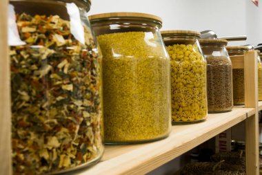 self servis organik gıdalar. Çevre dostu sıfır atık dükkanı. Küçük bir yerel işletme. Juliana çorbası, bulgur makarna ve erişte..