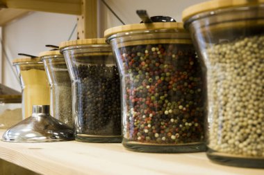 self servis organik gıdalar. Çevre dostu sıfır atık dükkanı. Küçük bir yerel işletme. Karabiber, karabiber, beyaz biber ve kırmızı biber..