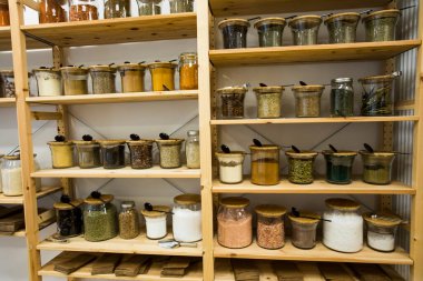 self servis organik gıdalar. Çevre dostu sıfır atık dükkanı. Küçük bir yerel işletme. Mercimek, makarna, makarna, biber, tuz, makarna..