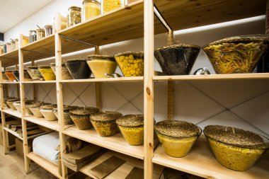 self servis organik gıdalar. Çevre dostu sıfır atık dükkanı. Küçük bir yerel işletme. Mercimek, makarna, makarna, biber, tuz, makarna..