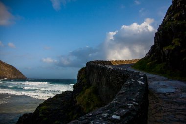 İrlanda topraklarında bahar manzarası.