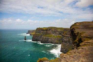 Anne Kayalıkları 'ndaki bahar manzarası (Aillte An Mhothair), İrlanda.
