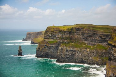 Anne Kayalıkları 'ndaki bahar manzarası (Aillte An Mhothair), İrlanda.