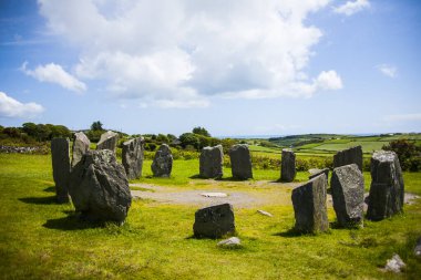 İrlanda 'da Drombeg megaliths' de bahar manzarası.