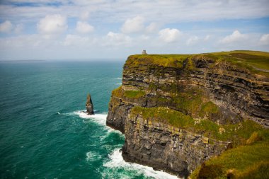 Anne Kayalıkları 'ndaki bahar manzarası (Aillte An Mhothair), İrlanda.