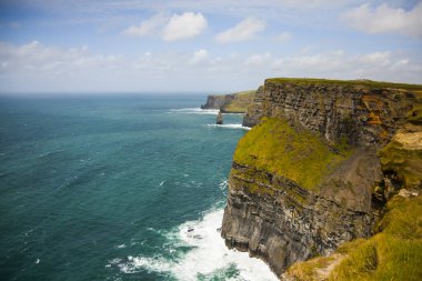 Anne Kayalıkları 'ndaki bahar manzarası (Aillte An Mhothair), İrlanda.
