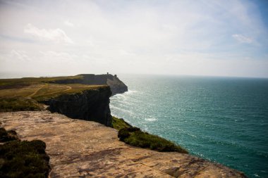 Anne Kayalıkları 'ndaki bahar manzarası (Aillte An Mhothair), İrlanda.