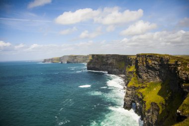 Anne Kayalıkları 'ndaki bahar manzarası (Aillte An Mhothair), İrlanda.