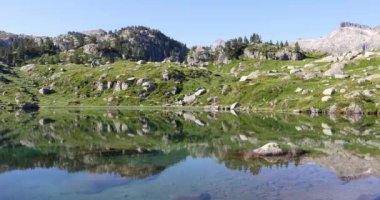 Val D Aran, Lleida, Pyrenees, İspanya 'da yaz manzarası ve şelaleler