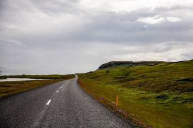 Güney İzlanda, Avrupa 'da yaz manzarası ve yol.