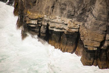 Anne Kayalıkları 'ndaki bahar manzarası (Aillte An Mhothair), İrlanda.
