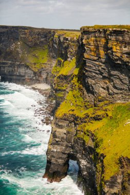 Anne Kayalıkları 'ndaki bahar manzarası (Aillte An Mhothair), İrlanda.