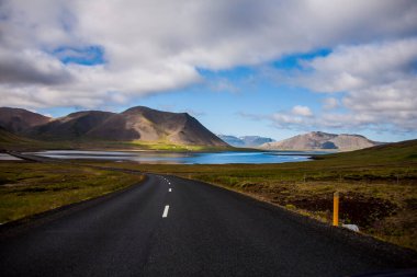 Güney İzlanda, Avrupa 'da yaz manzarası ve yol.