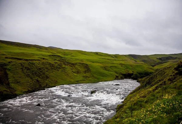 Θερινό Τοπίο Στον Καταρράκτη Skogafoss Νότια Ισλανδία Ευρώπη — Φωτογραφία Αρχείου