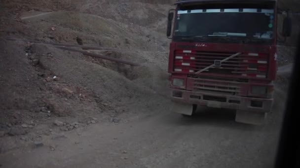 Coche Todoterreno Carretera Peligrosa Cordillera Real Andes Bolivia — Vídeo de stock