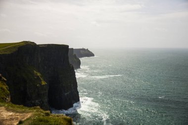 Anne Kayalıkları 'ndaki bahar manzarası (Aillte An Mhothair), İrlanda.