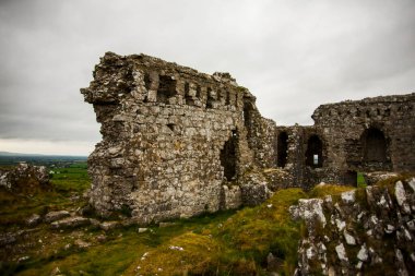 Dunamase Kayası, İrlanda 'da bahar manzarası.