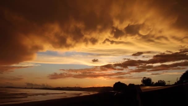 西班牙塔拉戈纳Platja Llarga海滩的日落和彩虹 — 图库视频影像