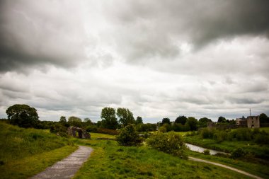 Trim Kalesi 'nde İlkbahar (Caislean Bhaile Atha Troim), İrlanda.
