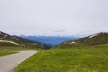 Querigut, Pyrenees, Fransa 'da yolun tepesindeki bisikletçi.