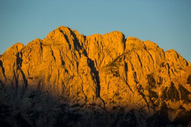 Pedraforca Dağı, Barselona, Katalonya, Kuzey İspanya 'da yaz gündoğumu. Avrupa.