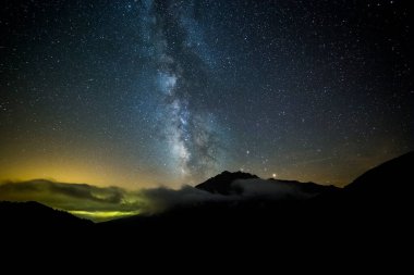 Pedraforca Dağı, Barselona, Pireneler, Katalonya, İspanya 'da Yaz Samanyolu.