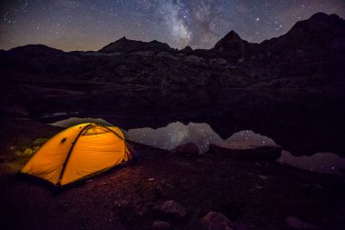 Ibon De Estanes Gölü, Aragon Pirenesi, İspanya 'da Samanyolu Altında Yaz Gecesi