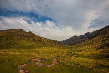 Aguas Tuertas ve Ibon De Estanes, Pyrenees, İspanya yakınlarındaki yaz manzarası