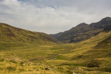 Aguas Tuertas ve Ibon De Estanes, Pyrenees, İspanya yakınlarındaki yaz manzarası