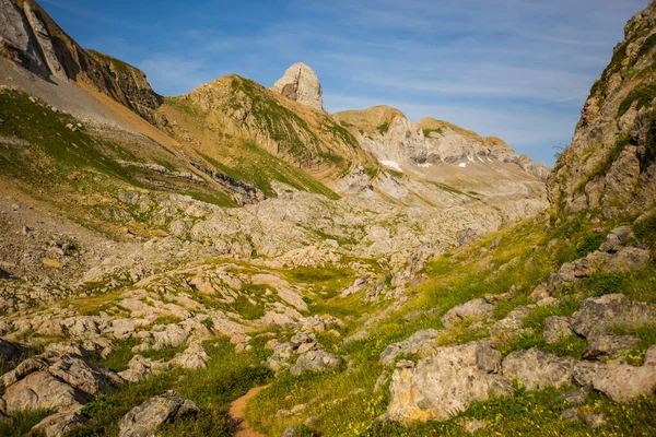 Aguas Tuertas ve Ibon De Estanes, Pyrenees, İspanya yakınlarındaki yaz manzarası