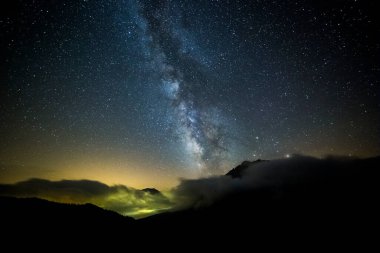 Pedraforca Dağı, Barselona, Pireneler, Katalonya, İspanya 'da Yaz Samanyolu.