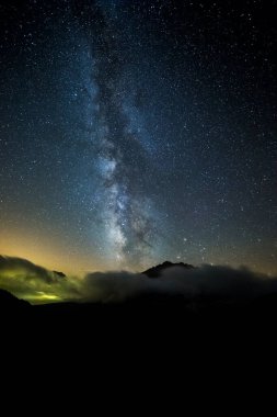Pedraforca Dağı, Barselona, Pireneler, Katalonya, İspanya 'da Yaz Samanyolu.