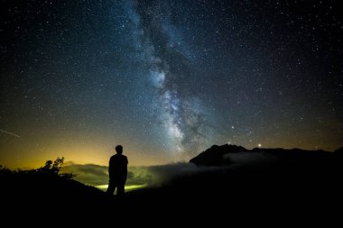 Pedraforca Dağı, Barselona, Pireneler, Katalonya, İspanya 'da Yaz Samanyolu.