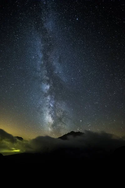 Pedraforca Dağı, Barselona, Pireneler, Katalonya, İspanya 'da Yaz Samanyolu.