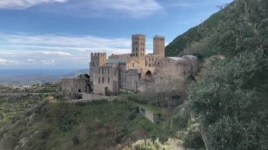 Cap De Creus Doğal Parkı 'ndaki Sant Pere De Rodes Manastırı. Alt Emporda, Katalonya, İspanya 'da bulunan eski bir Benedikt manastırıdır. 4K UHD